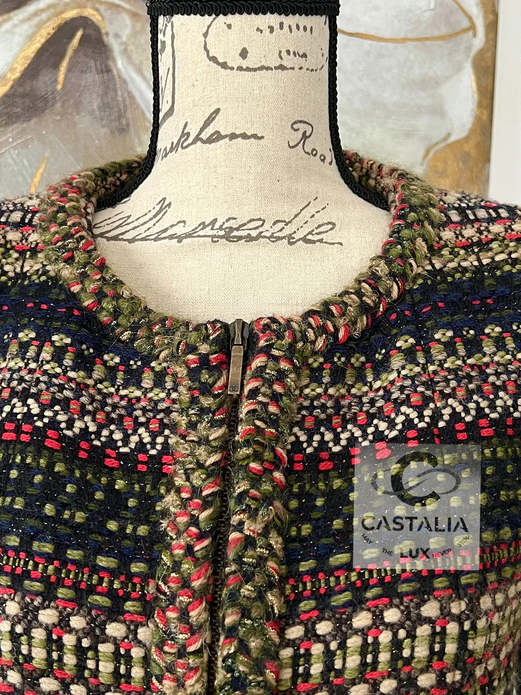 The round neckline: braid twisted from khaki, crimson and ecru yarn, and the top of the zip