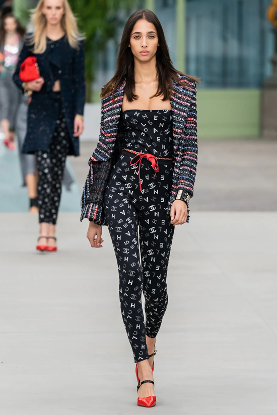chanel 20C logo black leggings run1.jpeg