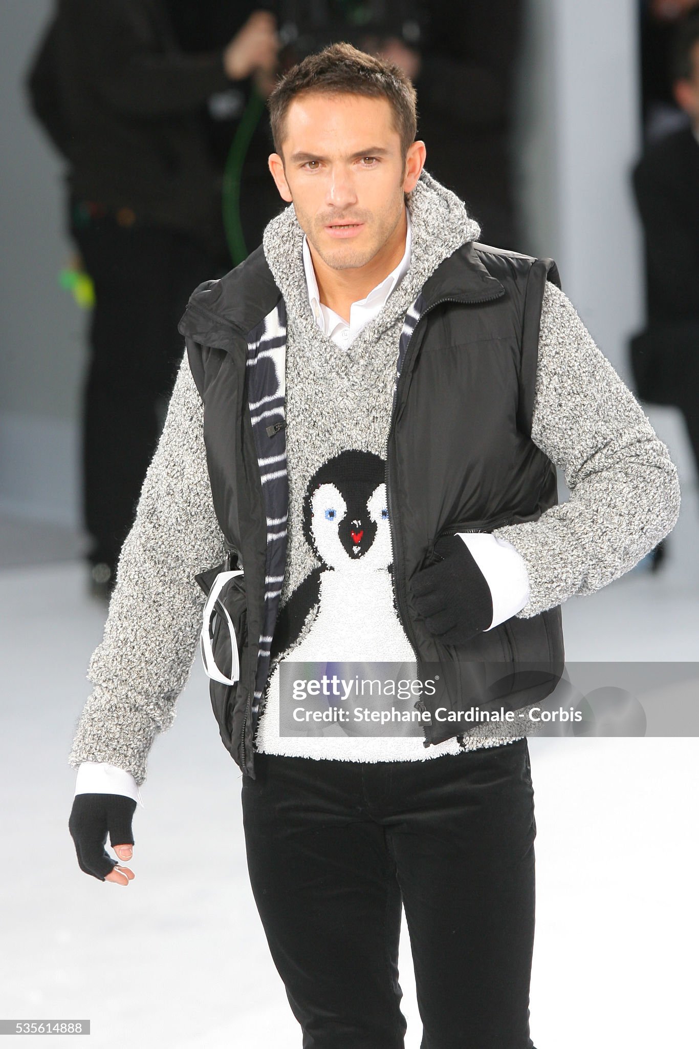 07A penguin grey hoodie run.jpg