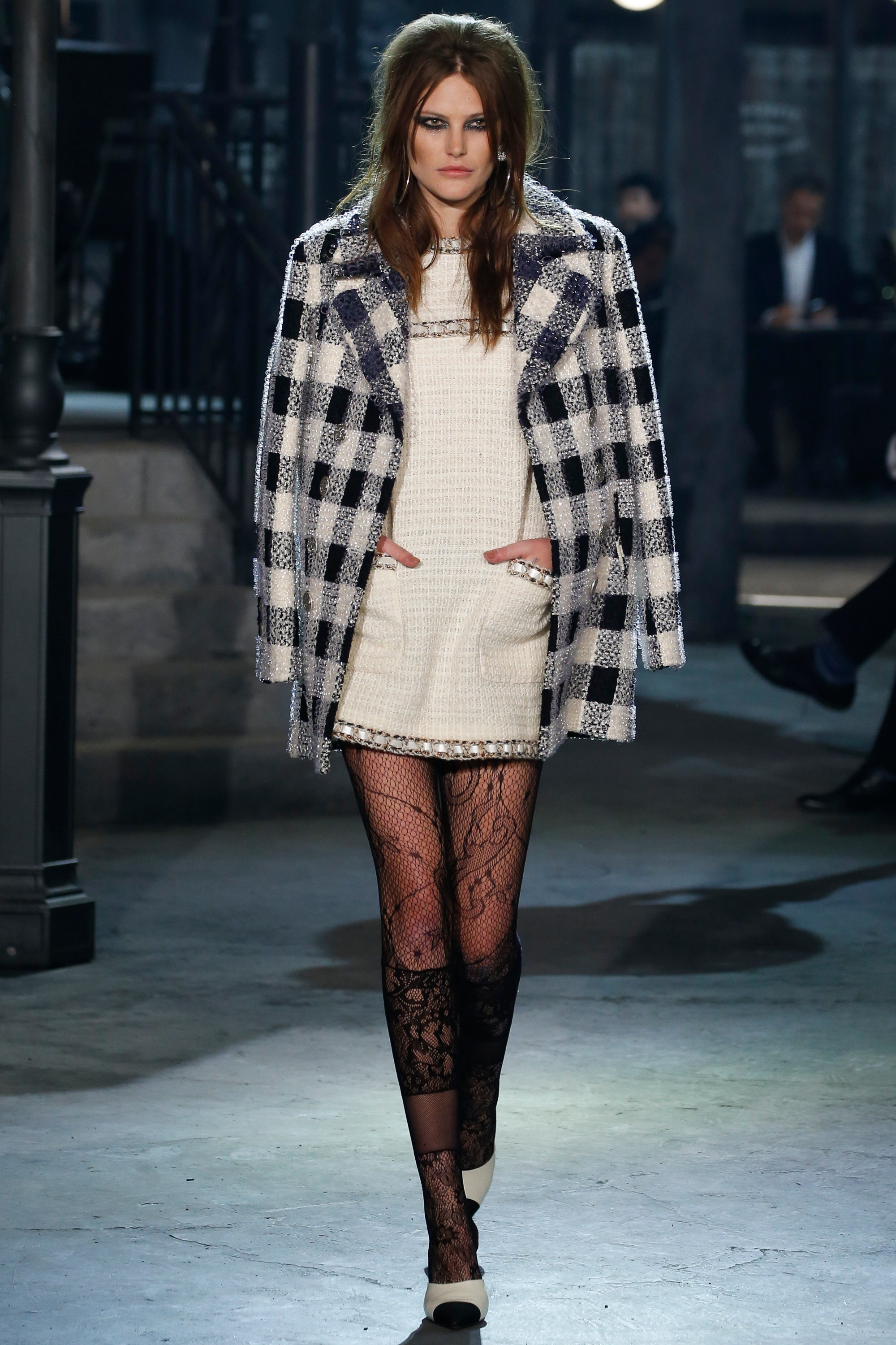 chanel Rome bw check tweed coat L1 run0.jpg