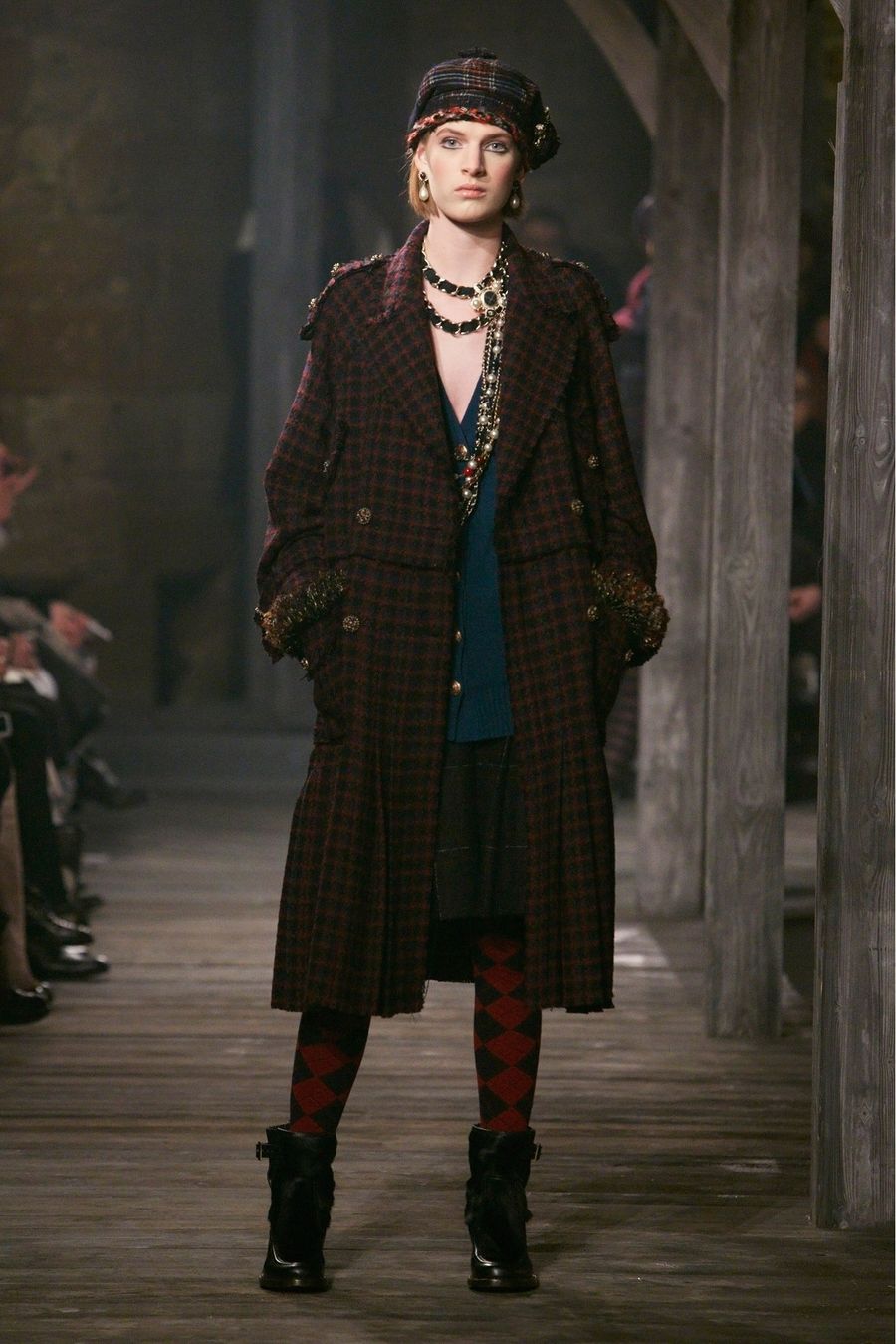 CHANEL Paris / Edinburgh Sapphire Cashmere Cardigan, runway photograph — Paris / Édimbourg, Métiers d'Art 2013
