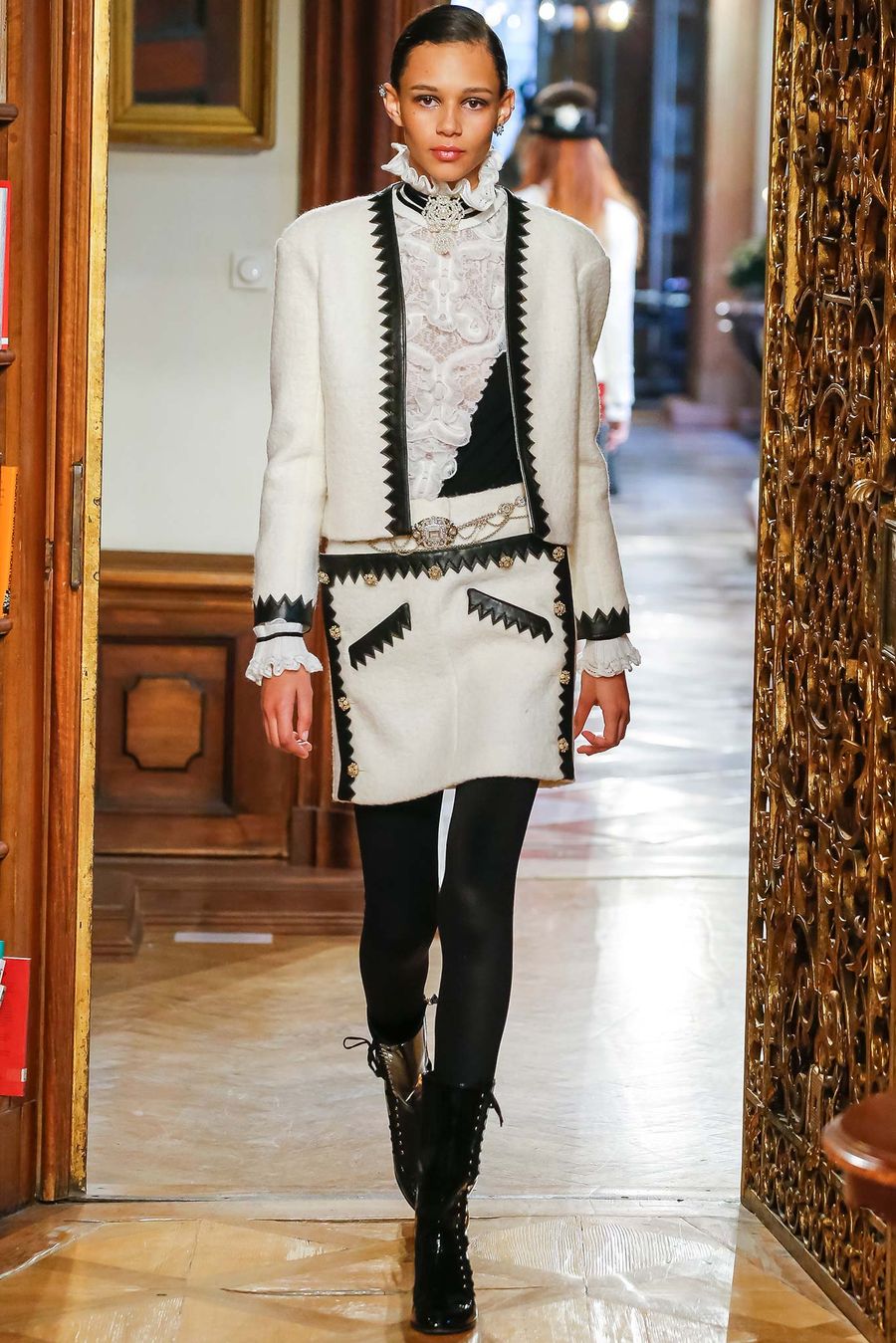 chanel Salzburg black zigzag leath run.jpeg