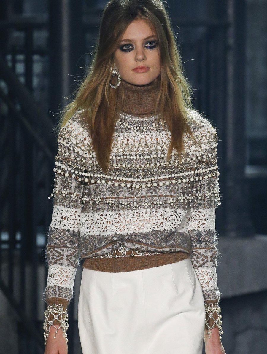 CHANEL Paris / Rome Iconic Beige Jumper with Lace Inserts, runway photograph — Paris in Rome, Métiers d'Art 2016