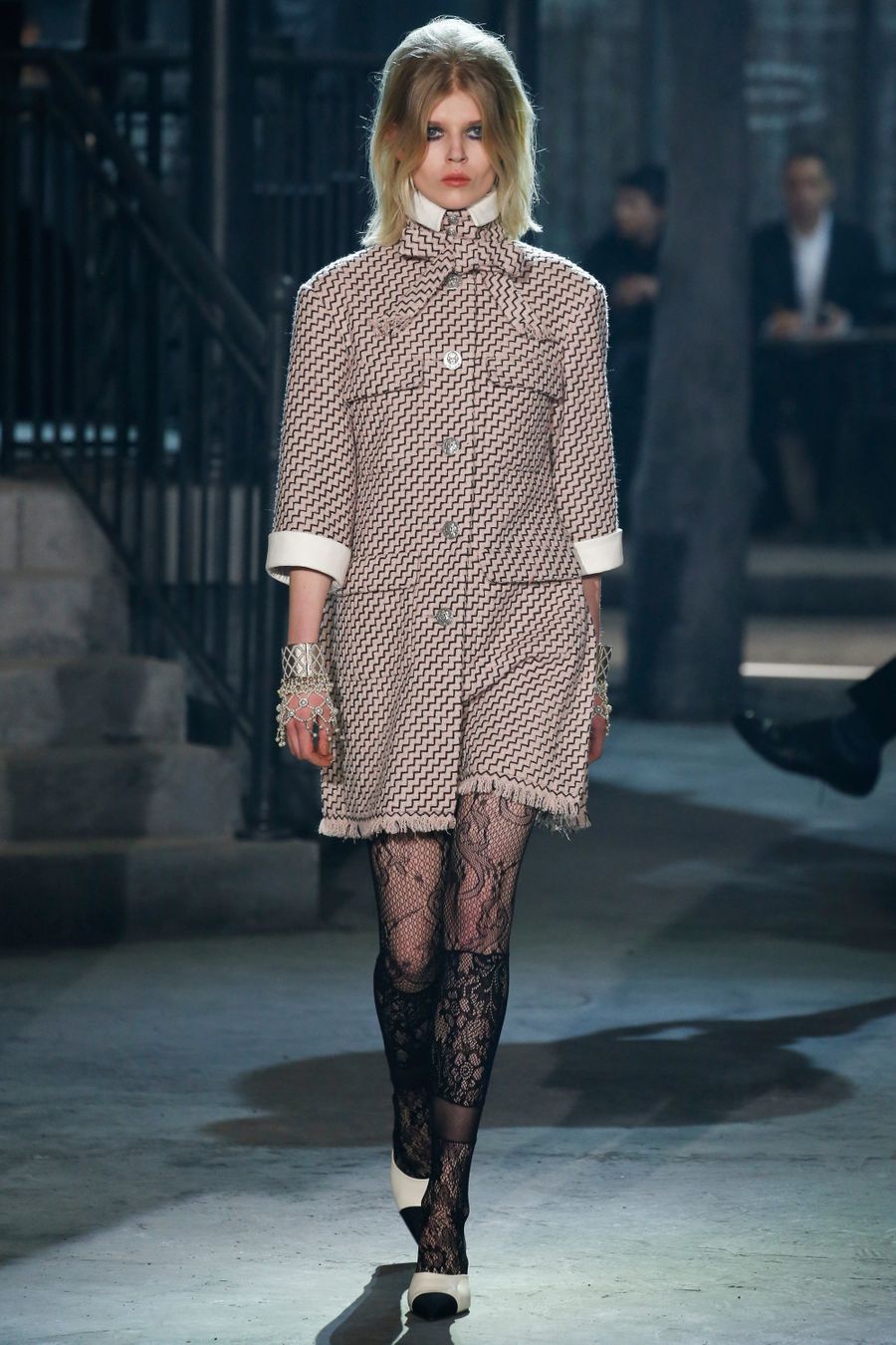 chanel Rome L41 pink black bow tweed coat runway1 copy.jpg