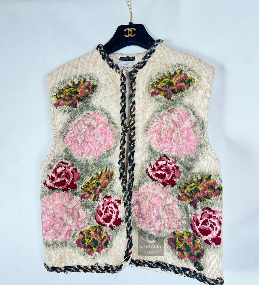 Edinburgh ecru floral knit vest front0 copy.jpg